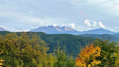 Auf der gegenüberliegenden Seite erheben sich der Latemar und der Zanggen
