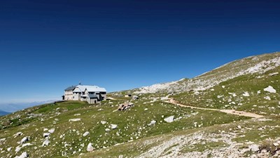 Auf dem Schlern lädt das Schlernhaus zur Einkehr