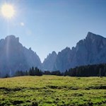 I monti Sasso Piatto e Sasso Lungo si ergono accanto a noi