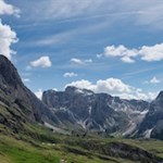 Seitwärts gerichteter Blick auf die anmutigen Geislerspitzen