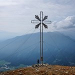 Der-Blossberg-wird-von-einem-imposanten-Gipfelkreuz-gekrönt