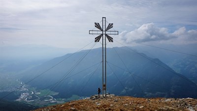 Der Blossberg wird von einem imposanten Gipfelkreuz gekrönt