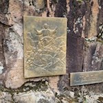 Der Besinnungsweg wird von Bronzereliefs gesäumt