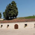 Le numerose installazioni militari a Peschiera del Garda testimoniano ancora lo spirito di un tempo.