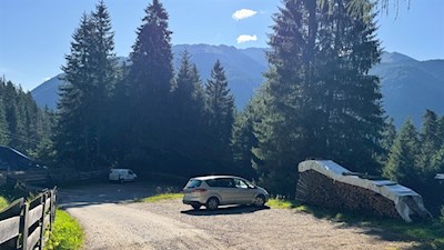 Parkplatz oberhalb des Waldrasthofes