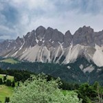 Blick auf die anmutigen Felsformationen der Aferer Geisler