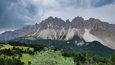 Blick auf die anmutigen Felsformationen der Aferer Geisler