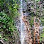 In stäubenden Sprüngen fällt der Flitzer Wasserfall herab