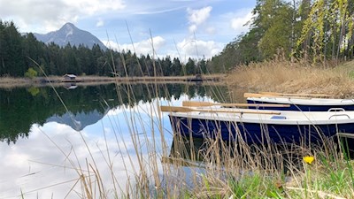 Der Völser Weiher lädt zur Bootsfahrt ein