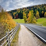 Von Deutschnofen folgt die Wanderung zunächst der Straße