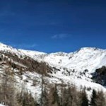 Die schneebedeckten Hänge des Karnischen Kammes