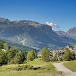 San-Cassiano-sullo-sfondo-del-Sass-de-Putia