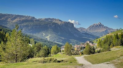 St. Kassian vor der Kulisse des Peitlerkofel