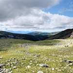 Durch steinbeschlagene Bergwiesen zum Getrumsee