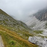 Zuletzt wandert man zu Füßen des Tribulaun zur gleichnamigen Hütte