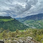 Auf einem Aussichtspunkt öffnen sich schöne Ausblicke ins südliche Eisacktal