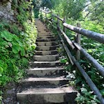 Treppen führen ins Vallmingtal hinab