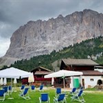 Ciadinat-Hütte-vor-der-Kulisse-des-Langkofel