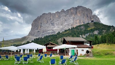 Ciadinat Hütte vor der Kulisse des Langkofel