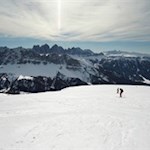 Abfahrt vor der verträumten Kulisse der Dolomiten