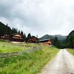 Der Weg führt an den idyllischen Almhütten der Gallfall Alm vorbei 