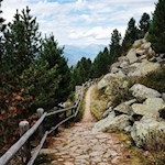 Auf dem schön angelegten Felsensteig auf die Raschötz