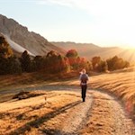 Im Schein der linden Herbstsonne wandern wir auf dem Dolomitenpanoramaweg zurück zur Halslhütte