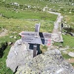 Bei der kleinen Staumauer folgen wir dem Wanderweg Nr. 12B zur Kleinen Kreuzspitze