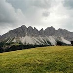 Unterwegs erschließen sich atemberaubende Nahblicke auf die Felszacken der Aferer Geisler
