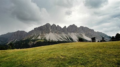 Unterwegs erschließen sich atemberaubende Nahblicke auf die Felszacken der Aferer Geisler