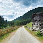 Die Wanderung zur Leach- und Schäferalm führt durch eine idyllische Almlandschaft
