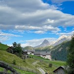 Der Mühlenweg Campill führt durch eine bäuerlich geprägte Landschaft