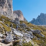 Der Weg zur Fonda Savio Hütte wird von Dolomitfelsen umrahmt