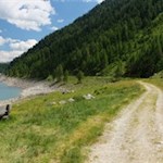 Längs des Weges laden Bänke zum Genießen und Verweilen ein