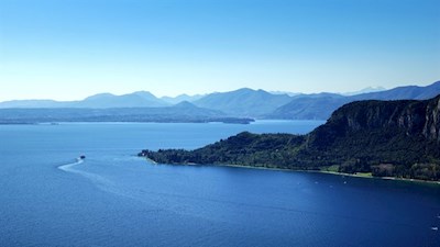 La Rocca offre una vista pittoresca su Punta San Vigilio e sul Lago di Garda meridionale.