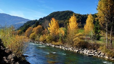 Auf der Rienzpromenade zeigt sich der Herbst von seiner schönsten Seite