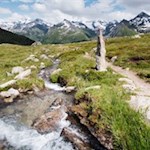 Die freien Almhänge sind von kleinen Gebirgsbächlein durchzogen