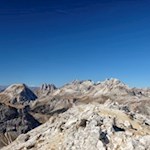 Auf dem Sassongher schweift der Blick u. a. auf die Geisler und die Puezgruppe