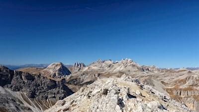 Auf dem Sassongher schweift der Blick u. a. auf die Geisler und die Puezgruppe