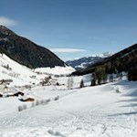 Blick ins winterlich verschneite Weißenbach