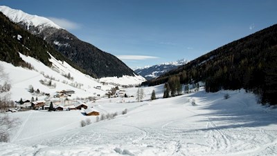 Blick ins winterlich verschneite Weißenbach