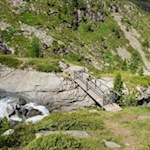 Zunächst führt der Weg Nr. 1A zu einem Gebirgsbach hinab