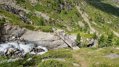 Zunächst führt der Weg Nr. 1A zu einem Gebirgsbach hinab