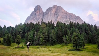 Die Wanderung zu den Würzjoch Hütten öffnet immer neue Perspektiven auf den Peitlerkofel