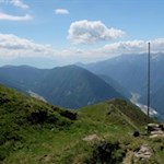 Fahnenmast nahe dem Gipfelkreuz