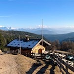 Jenesier Jöchl Alm vor der Kulisse der Dolomiten