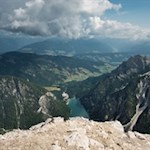 Zu unseren Füßen offenbart sich der Pragser Wildsee in seiner ganzen Pracht