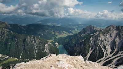 Zu unseren Füßen offenbart sich der Pragser Wildsee in seiner ganzen Pracht