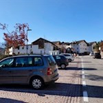 Unterhalb der Dorfkirche von St. Peter finden sich einige Parkmöglichkeiten