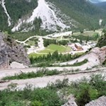 Rückwärtsgewandter Blick auf die steile Serpentinenstraße und Pederü